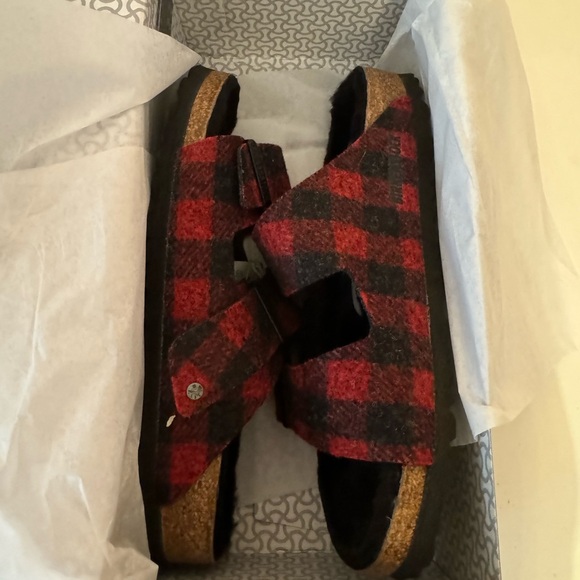 BIRKENSTOCK Arizona Rivet Shearling Wool Felt plaid red sandal. Size: 7, 38 - Picture 6 of 13